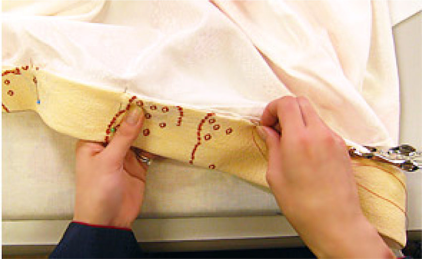 （7）と同様に、半衿の端からくけ縫いをしてゆきます。端まで縫えば、内側の衿付けが完成！